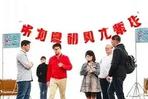 热搜话题时间线与三方回应并排展示的档案界面